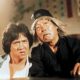 A imagem mostra Jackie Chan e o ator Yuen Siu-tien em uma cena do filme de 1978, "O Mestre Invencível". Eles estão próximos um do outro, com expressões faciais sérias.
