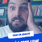tdah em adulto A imagem mostra um homem com barba e olhos claros, olhando para a câmera com uma expressão de preocupação, com uma das mãos apoiada no rosto. Ao fundo, há uma estante com livros e objetos coloridos. Na parte inferior da imagem, há uma faixa azul com o texto: “TDAH em adulto — O que é e como lidar”.