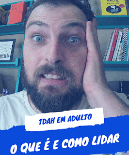 A imagem mostra um homem com barba e olhos claros, olhando para a câmera com uma expressão de preocupação, com uma das mãos apoiada no rosto. Ao fundo, há uma estante com livros e objetos coloridos. Na parte inferior da imagem, há uma faixa azul com o texto: “TDAH em adulto — O que é e como lidar”.