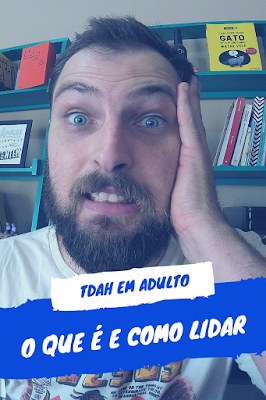 A imagem mostra um homem com barba e olhos claros, olhando para a câmera com uma expressão de preocupação, com uma das mãos apoiada no rosto. Ao fundo, há uma estante com livros e objetos coloridos. Na parte inferior da imagem, há uma faixa azul com o texto: “TDAH em adulto — O que é e como lidar”.