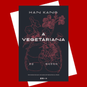 Capa do livro A Vegetariana, de Han Kang – Leia Diversidades Capa do livro "A Vegetariana", de Han Kang, sobre fundo vermelho. A ilustração da capa mostra órgãos humanos de onde brotam flores. O título está em letras brancas e o subtítulo informa que a obra venceu o Man Booker International Prize.
