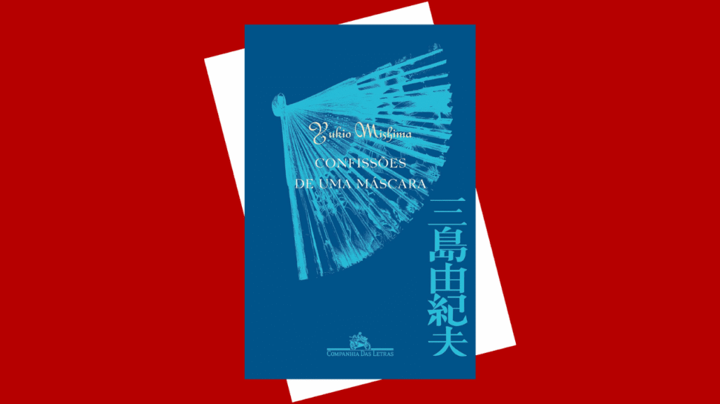 A imagem mostra a capa do livro “Confissões de uma Máscara”, de Yukio Mishima. O fundo é azul-escuro e traz em destaque um leque japonês azul-claro, com o título e o nome do autor escritos em branco e dourado. À direita, há caracteres japoneses verticais também em azul-claro. O selo da editora Companhia das Letras aparece na parte inferior. A capa está sobre um fundo vermelho com uma folha branca inclinada atrás dela.