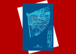 A imagem mostra a capa do livro “Confissões de uma Máscara”, de Yukio Mishima. O fundo é azul-escuro e traz em destaque um leque japonês azul-claro, com o título e o nome do autor escritos em branco e dourado. À direita, há caracteres japoneses verticais também em azul-claro. O selo da editora Companhia das Letras aparece na parte inferior. A capa está sobre um fundo vermelho com uma folha branca inclinada atrás dela.
