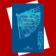 A imagem mostra a capa do livro “Confissões de uma Máscara”, de Yukio Mishima. O fundo é azul-escuro e traz em destaque um leque japonês azul-claro, com o título e o nome do autor escritos em branco e dourado. À direita, há caracteres japoneses verticais também em azul-claro. O selo da editora Companhia das Letras aparece na parte inferior. A capa está sobre um fundo vermelho com uma folha branca inclinada atrás dela.