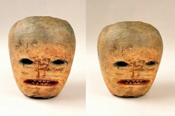 Imagem de 2 nabos com feições humanóides decoradas para Halloween, com olhos inteiramente negros e dentes bizarros. São exemplares do National Museum of Ireland.