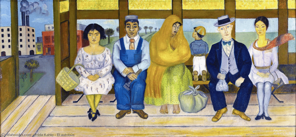 A imagem mostra uma pintura com seis pessoas sentadas lado a lado num banco de madeira dentro de um ônibus. À esquerda, há uma mulher com vestido claro e cesta no colo; ao lado dela, um homem de macacão azul segura uma ferramenta. No centro, uma mulher indígena com manto amarelo envolve um bebê; ao seu lado, um menino olha pela janela. Depois, um homem branco de terno escuro segura um saco de dinheiro, aparentemente, e à direita, uma jovem de vestido claro e lenço vermelho no pescoço encara o observador. Pelas janelas, vê-se uma cidade com fábricas e árvores ao fundo.