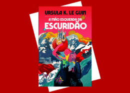 Capa do livro A Mão Esquerda da Escuridão, de Ursula K. Le Guin, sobre fundo vermelho. A ilustração mostra uma figura humana estilizada, de costas, caminhando em uma paisagem montanhosa e gelada, com cores vibrantes como rosa, azul, verde e amarelo. No topo, lê-se o nome da autora “Ursula K. Le Guin” e o título “A Mão Esquerda da Escuridão”. A imagem sugere um cenário alienígena, frio e simbólico, ligado à ficção científica.