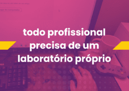 imagem com fundo em tom roxo e rosa, mostrando uma mesa de trabalho vista de cima: notebook aberto, teclado, mouse e um controle de videogame na mão de uma pessoa. sobre a imagem, em letras grandes brancas, o texto “todo profissional precisa de um laboratório próprio”. no canto inferior, a assinatura “/rafanoris”.