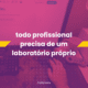 imagem com fundo em tom roxo e rosa, mostrando uma mesa de trabalho vista de cima: notebook aberto, teclado, mouse e um controle de videogame na mão de uma pessoa. sobre a imagem, em letras grandes brancas, o texto “todo profissional precisa de um laboratório próprio”. no canto inferior, a assinatura “/rafanoris”.