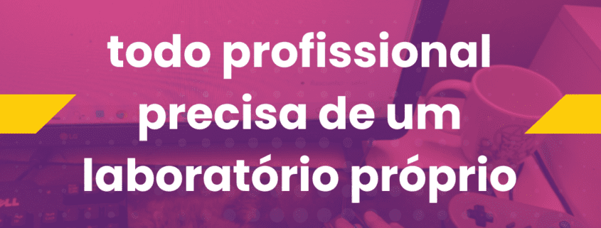 imagem com fundo em tom roxo e rosa, mostrando uma mesa de trabalho vista de cima: notebook aberto, teclado, mouse e um controle de videogame na mão de uma pessoa. sobre a imagem, em letras grandes brancas, o texto “todo profissional precisa de um laboratório próprio”. no canto inferior, a assinatura “/rafanoris”.
