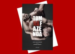 Capa do livro Tom na Fazenda. Dois homens estão entrelaçados em uma pose tensa, com os corpos inclinados e próximos. O título aparece em letras grandes, com “NA” em vermelho e o restante em branco, sobre fundo escuro.