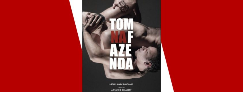 Capa do livro Tom na Fazenda. Dois homens estão entrelaçados em uma pose tensa, com os corpos inclinados e próximos. O título aparece em letras grandes, com “NA” em vermelho e o restante em branco, sobre fundo escuro.