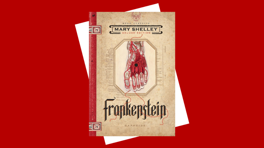 Montagem com a capa do livro Frankenstein, de Mary Shelley, em destaque sobre um fundo vermelho. A edição da Darkside Books tem aparência envelhecida e traz uma ilustração anatômica de um pé humano com veias e artérias em vermelho, além do título do livro em letras góticas na parte inferior. Atrás da capa, há uma forma branca inclinada que cria efeito de profundidade.