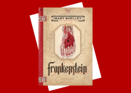 Montagem com a capa do livro Frankenstein, de Mary Shelley, em destaque sobre um fundo vermelho. A edição da Darkside Books tem aparência envelhecida e traz uma ilustração anatômica de um pé humano com veias e artérias em vermelho, além do título do livro em letras góticas na parte inferior. Atrás da capa, há uma forma branca inclinada que cria efeito de profundidade.