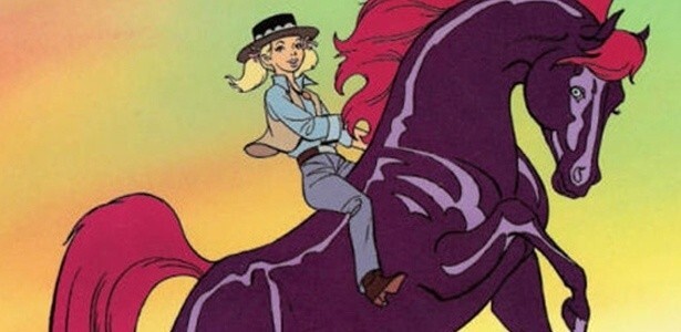Cena do desenho animado Cavalo de Fogo, onde vemos a Sara, protagonista da série, vestida com trajes de cowgirl, montada no cavalo de fogo, que é roxo e possui pelos rosas. A imagem faz um paralelo com o nome do desenho e o símbolo do Ano Novo Chinês.